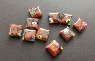 Skleněné korálky hranaté placky 10mm HNĚDÉ