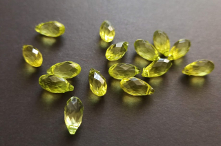 Akrylové korálky broušené kapky 13/7 mm ZELENÉ LIMETKOVÉ